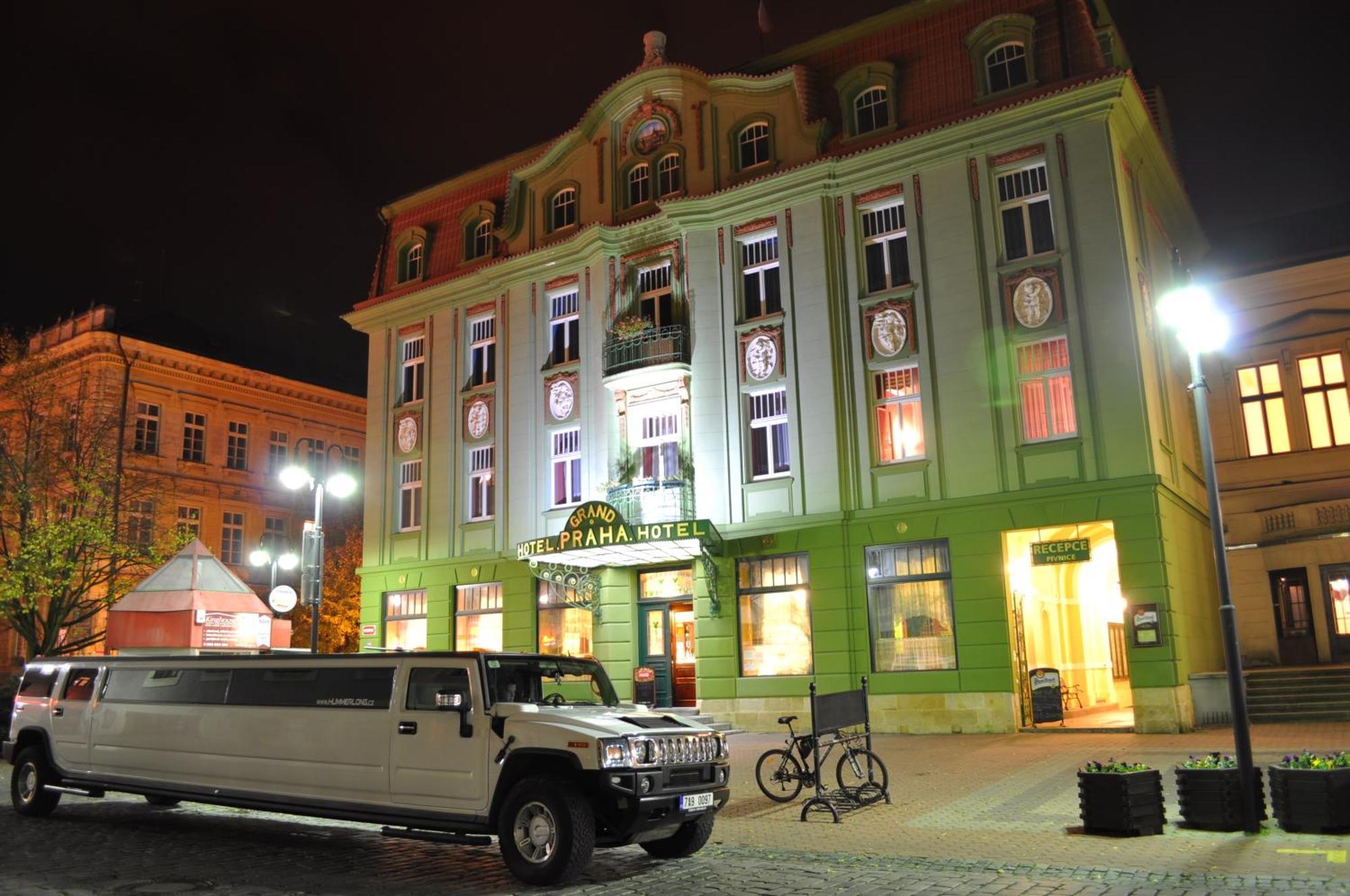 Grand Hotel Praha Jičín エクステリア 写真